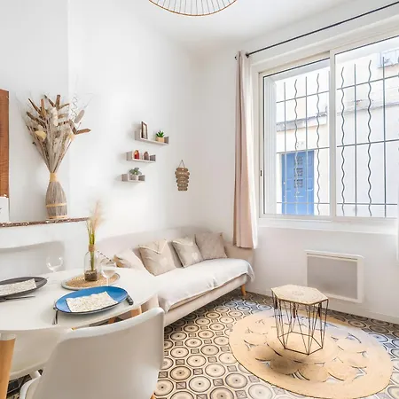 Logement Cosy Centre Beaucaire - C2 *